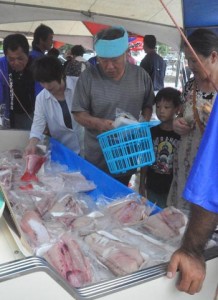 新鮮な海の幸を求める買い物客でにぎわったお魚祭り＝１６日、天城町平土野