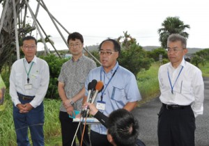 記者会見した環境省那覇自然環境事務所の西村学所長（右から２人目）ら＝１５日、奄美市笠利町の奄美空港