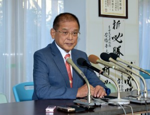 記者会見で衆院選に立候補しない考えを表明する保岡氏＝８日、鹿児島市