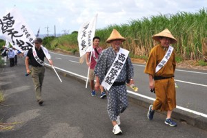 西郷の足跡をたどりながら、和泊路を歩く南洲翁上陸記念ウオークの参加者＝９日、和泊町