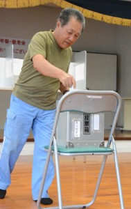 ２日繰り上げの投票で１票を投じる有権者＝２０日、瀬戸内町の池地集会所