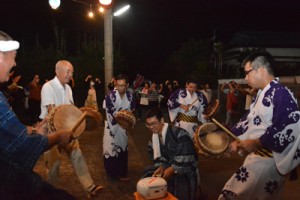 老若男女が歌い踊って厄を払った「キトバレ踊り」＝９月３０日、大和村思勝