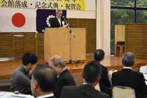 設立１０周年の節目にさらなる飛躍を誓った記念式典＝２１日、奄美市笠利町