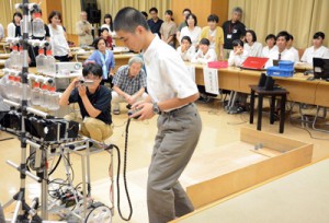 ロボットを操縦して性能を紹介した機械電気科の発表＝７日、県立奄美図書館