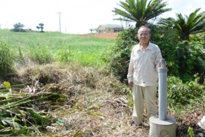 １９７０年ごろから赤尾木のくぼ地を研究する星村さん＝２日、龍郷町