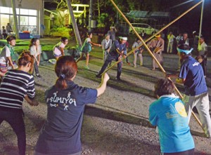 老若男女が息を合わせて行われた竿踊り＝４日、奄美市住用町西仲間