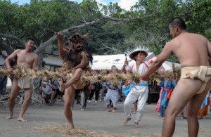 綱を３回切る「綱切り」で幕を開けた油井の豊年踊り＝４日、瀬戸内町