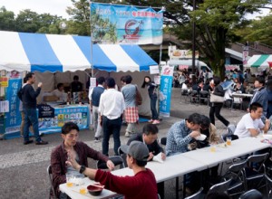 多くの来場者でにぎわった奄美黒糖焼酎ブース＝７日、東京・代々木公園　