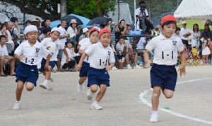 会場から声援を受け、力走する児童たち＝１日、古仁屋小