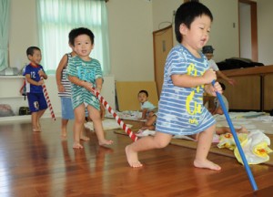楽しそうに「ダットドン」を踊る諸鈍へき地保育所の園児たち＝１２日、瀬戸内町加計呂麻島