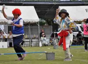 会場を笑いの渦に巻き込んだ「踊らにゃ損損」＝８日、龍郷町