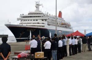 徳之島に寄港した旅客船「にっぽん丸」＝１９日、天城町平土野港