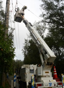 停電解消に向け急ピッチで進む復旧作業＝２９日午前９時過ぎ、喜界町