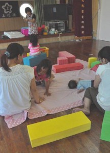 ＮＰＯ法人「親子ネットワークがじゅまるの家」は子育て支援で広場も開設している（資料写真）