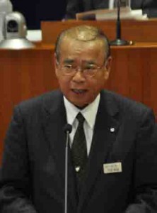 所信表明演説を行う竹田泰典町長