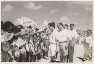 常陸宮さま（中央）の初来島を歓迎する島民ら＝１９６１年