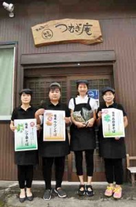 奄美市住用町にオープンした奄美薬膳そばの店「つむぎ庵」とそのスタッフ＝１１日、同町役勝