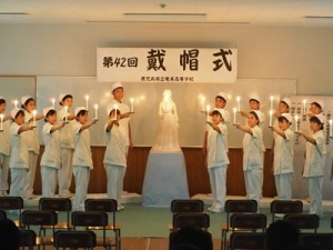 ナイチンゲールの灯を片手に誓詞を読み上げる生徒たち（提供写真）