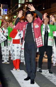 飛び入り参加した鈴木亮平さん＝２日、鹿児島市