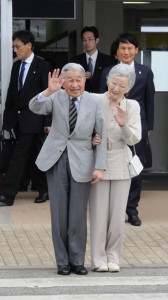 与論空港に到着し、出迎えた町民に手を振られる天皇、皇后両陛下１７日午前１１時半ごろ、与論町