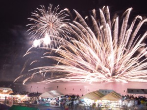 例年以上に盛大に行われたやけうちどんと祭りの花火＝３日、宇検村湯湾