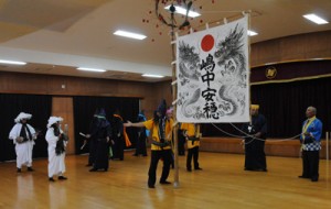 取材陣を前に、天皇、皇后両陛下に披露した「雨賜り」を踊る与論十五夜踊り保存会＝１７日午後３時ごろ、与論町地域福祉センター