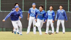 奄美キャンプ最後の練習で、サッカーを楽しむ選手たち＝１９日、奄美市名瀬運動公園市民球場