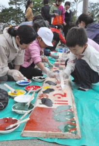 自然保護を呼び掛ける看板を製作する児童生徒ら＝２５日、天城町西阿木名小中学校