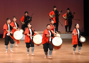 躍動感あふれる演舞を披露した沖永良部高校エイサー部＝１３日、日置市