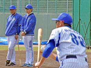 ノックを見守るラミレス監督（左）＝９日、名瀬市民球場