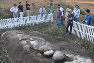 奄美トレイルの徳之島町内のコース候補地を視察する参加者ら＝１日、徳之島町手々