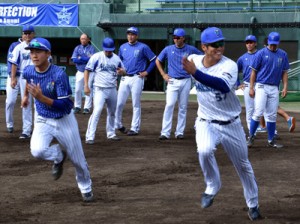 秋季キャンプをスタートさせたベイスターズの選手たち＝３日、名瀬運動公園市民球場