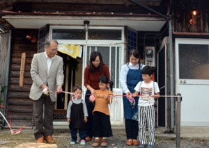 元田村長（左）と村内児童が行ったテープカット