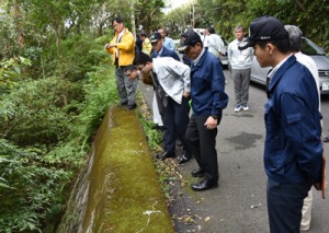 現地を確認した不法投棄防止合同パトロール（上）と山間部に捨てられたごみ＝２１日、奄美市名瀬