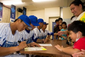 サイン会やキャッチボールで交流した寮生と選手たち＝１２日、奄美市名瀬