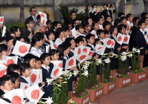 両陛下の姿に歓声を上げる子どもたち＝１６日午後５時２０分ごろ、知名町知名