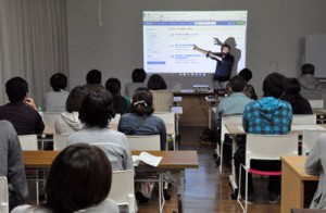 空き時間を活用した新しい働き方を学んだ入門セミナー＝２５日、徳之島町井之川