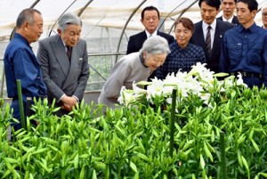 農業用ハウスで平さん（左）から説明を受ける天皇、皇后両陛下＝１８日午前１０時２２分、知名町赤嶺（代表撮影）