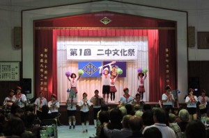 上嘉鉄小、第二中の校歌を演奏した卒業生の鼓笛隊＝５日、旧第二中学校