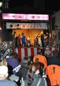 来場者が黒糖焼酎を味わいながら多彩なステージを楽しんだ「やんご祭り２０１７」＝１０日、奄美市名瀬