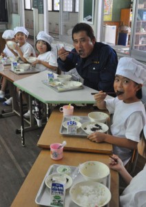 生産者とともに徳之島生まれの黒毛和牛を味わう児童ら＝２９日、徳之島町の亀徳小学校