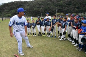 球児の質問に答える山本武白志内野手＝１２日、名瀬運動公園陸上競技場