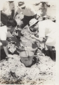 海岸で生き物を探す常陸宮さま（右）＝１９６１年