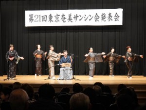 踊りも加わり「くんにょり節」を披露する受講生＝１０月２１日、東京・豊島区