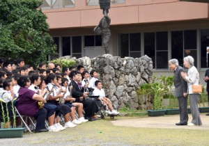 天皇、皇后両陛下に「永良部百合の花」を披露する児童＝１８日正午ごろ、和泊町国頭の国頭小学校