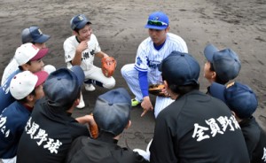 佐野恵太内野手から捕球のアドバイスを受ける中学生ら＝１２日、名瀬運動公園市民球場