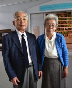 神戸市から寄贈品を持参した森賢治さん、徳子さん夫妻（上）と森周六の肖像画＝１０日、瀬戸内町立図書館・郷土館（提供写真）