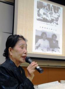 奄美群島の日本復帰運動を支えた女性たちの活躍を紹介した石神京子さん＝２４日、奄美市