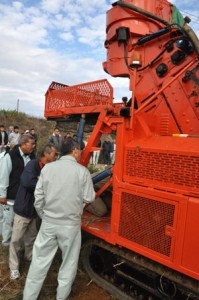 ハーベスターの安全な使用方法などを見学する参加者ら＝１８日、徳之島町亀津