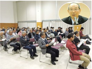 村田新八講演を聴講する住民。円内は塩満さん＝２日、喜界町役場コミュニティーホール